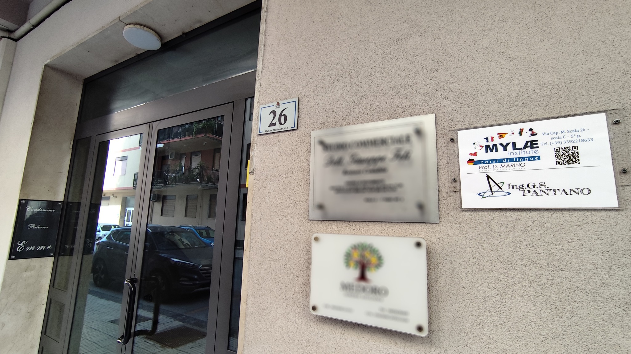 Ingresso del civico 26 con targa MYLAE INSTITUTE®
