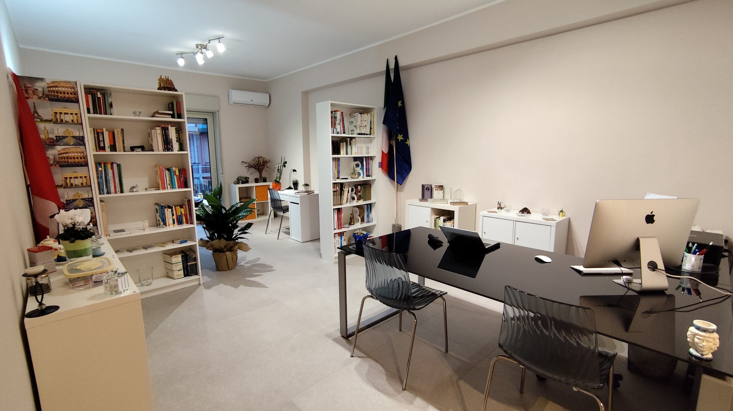 Aula di MYLAE INSTITUTE® con grande tavolo nero in vetro